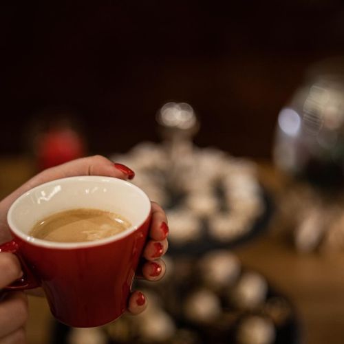 Čas na šálek něčeho dobrého ☕️🎄

#coffeetime #hotdrink #itistheseason #vanocnicas #kavovaprestavka #coffeebreak